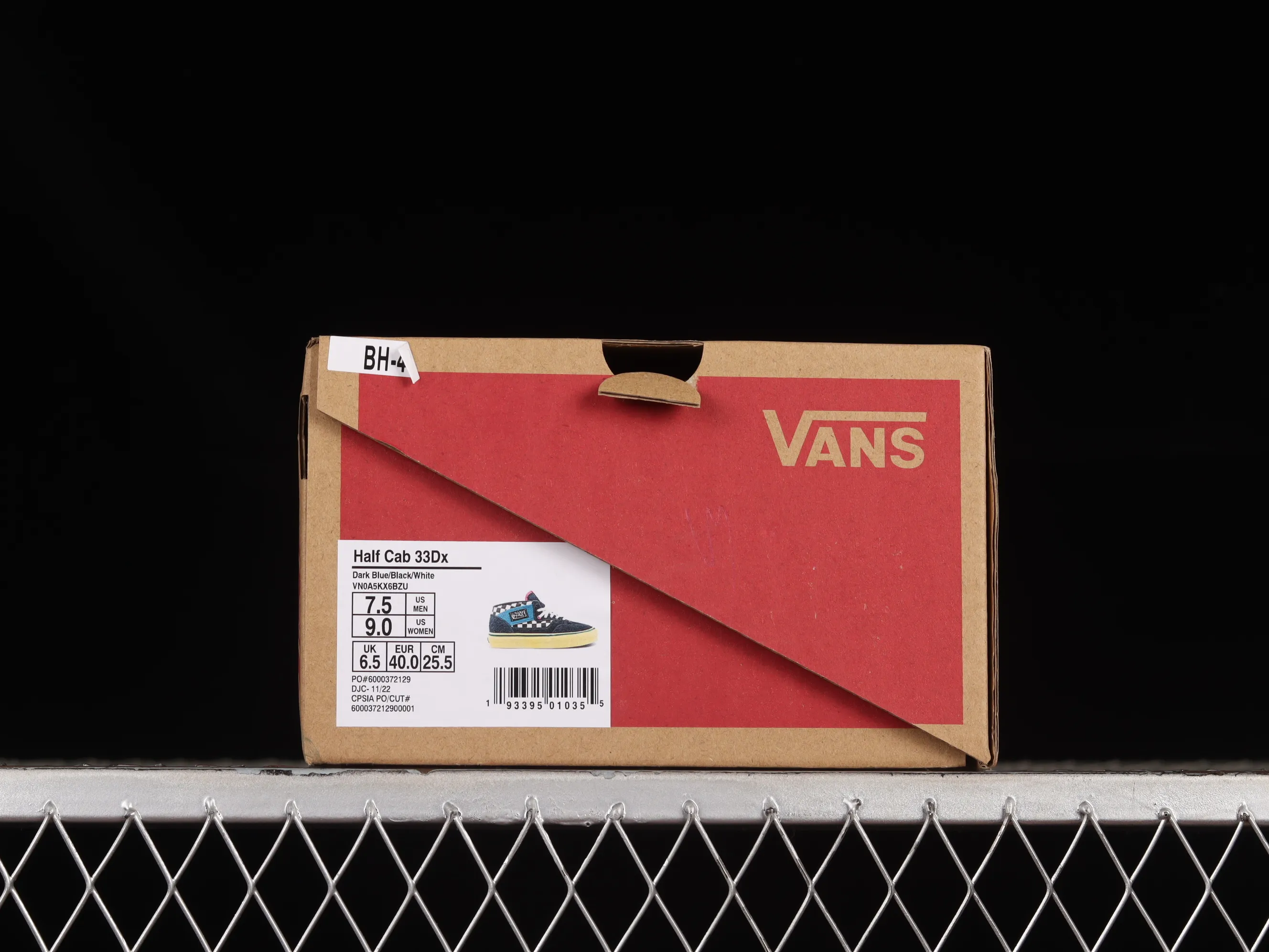 All Categories Vans Vans Series Vans Mid Liberaiders x Vans Half Cab 33 DX Legendary skater’s signature Chinese skateboard shoes VN0A5KX6BZU